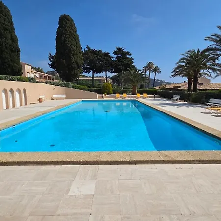 Apartment Climatise Avec Terrasse Et Piscine A *