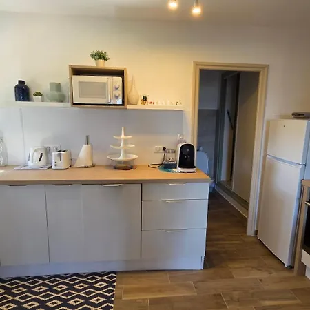 Apartment Climatise Avec Terrasse Et Piscine A *